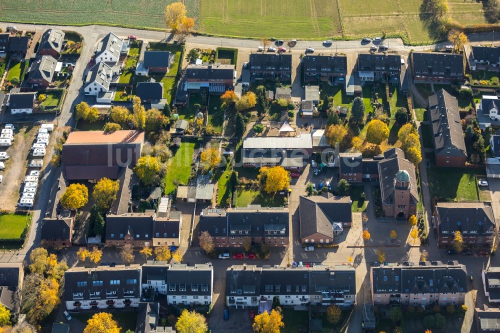 Duisburg aus der Vogelperspektive: Wohngebiets- Siedlung an der Herz-Jesu-Kirche in Duisburg im Bundesland Nordrhein-Westfalen, Deutschland