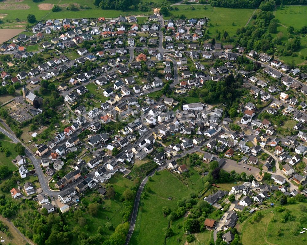 Kadenbach aus der Vogelperspektive: Wohngebiets- Siedlung in Kadenbach im Bundesland Rheinland-Pfalz