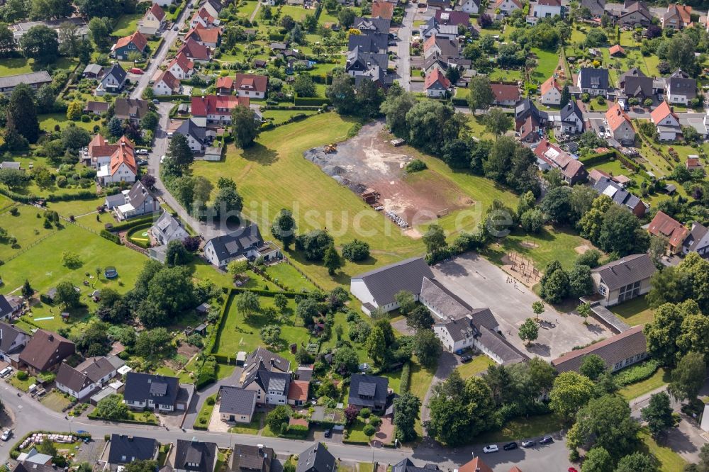 Luftaufnahme Arnsberg - Wohngebiets- Siedlung an der Katholischen Bekenntnisgrundschule St. Josef- Bergheim in Arnsberg im Bundesland Nordrhein-Westfalen, Deutschland