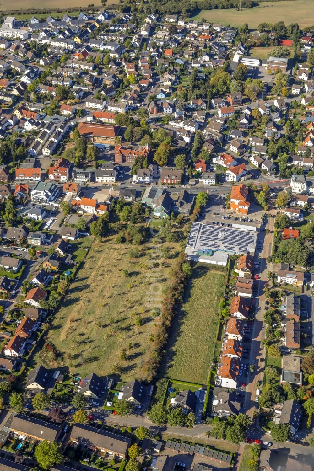 Massen von oben - Wohngebiets- Siedlung am Massener Hellweg in Massen im Bundesland Nordrhein-Westfalen, Deutschland