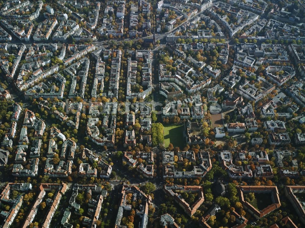 Berlin von oben - Wohngebiets- Siedlung an der nahe dem Friedrich-Wilhelm-Platz in Berlin