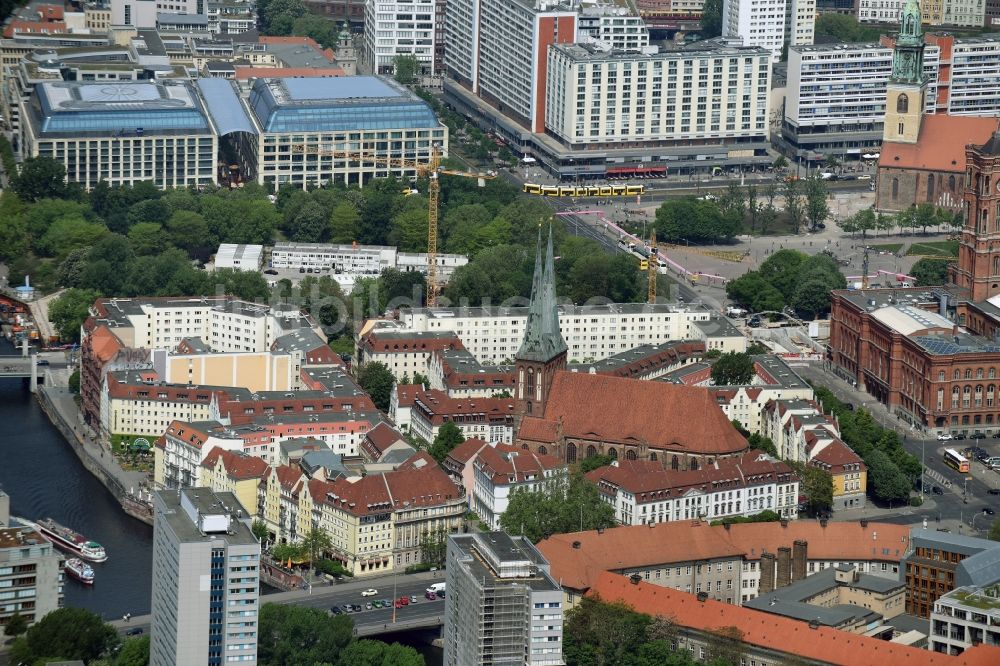 Luftaufnahme Berlin - Wohngebiets- Siedlung Nikolaikirche am Nikolaikirchplatz im Nikolaiviertel in Berlin