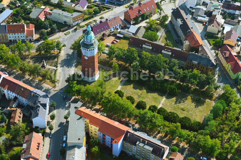 Finsterwalde aus der Vogelperspektive: Wohngebiets- Siedlung am Park mit dem alten Wasserturm in Finsterwalde im Bundesland Brandenburg, Deutschland