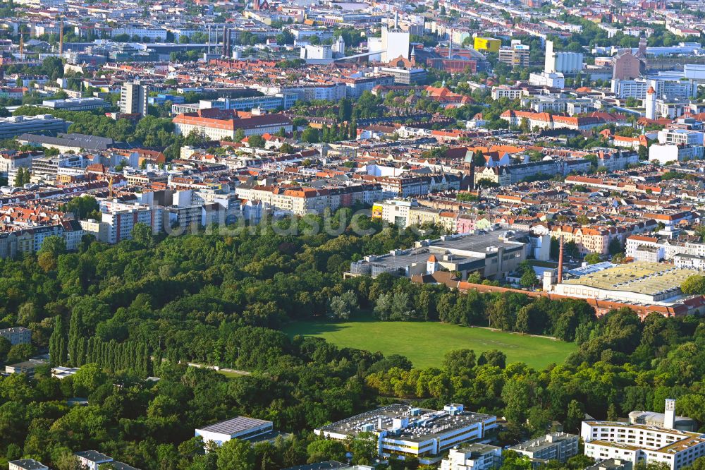 Luftaufnahme Berlin - Wohngebiets- Siedlung am Park Schillerpark im Ortsteil Wedding in Berlin, Deutschland