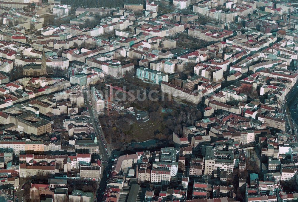 Luftaufnahme Berlin - Wohngebiets- Siedlung am Park Weinbergspark in Berlin, Deutschland