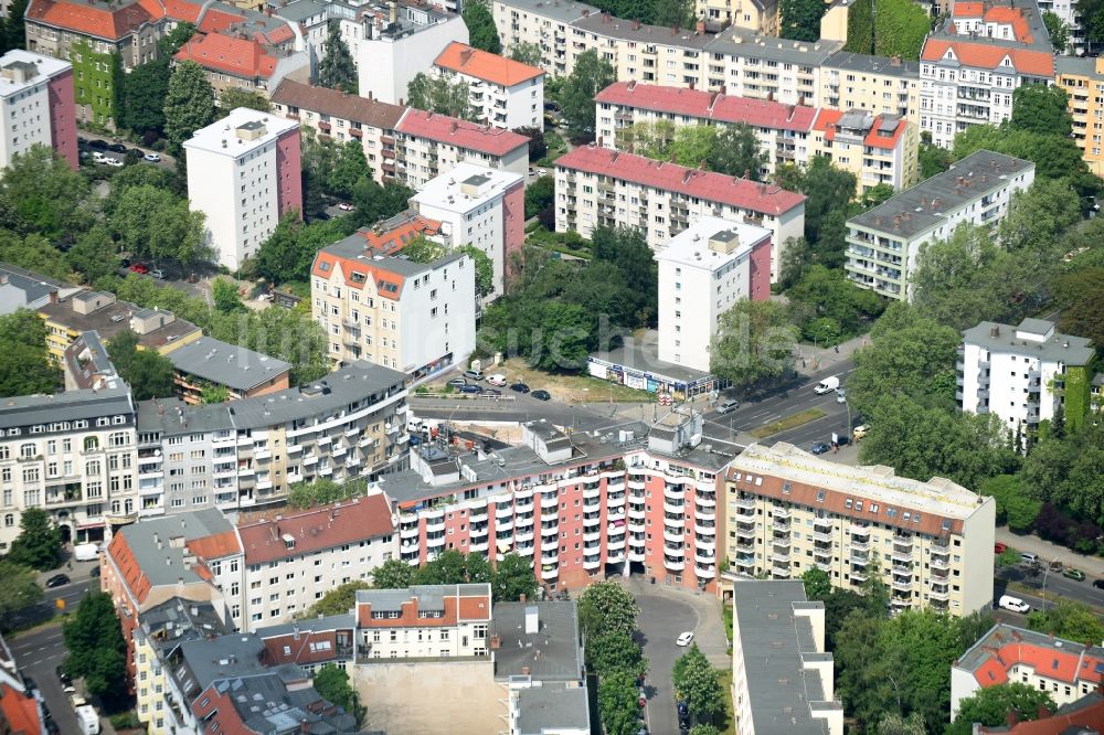 Berlin aus der Vogelperspektive: Wohngebiets- Siedlung mit Plattenbauten im Stadtteil Schöneberg in Berlin