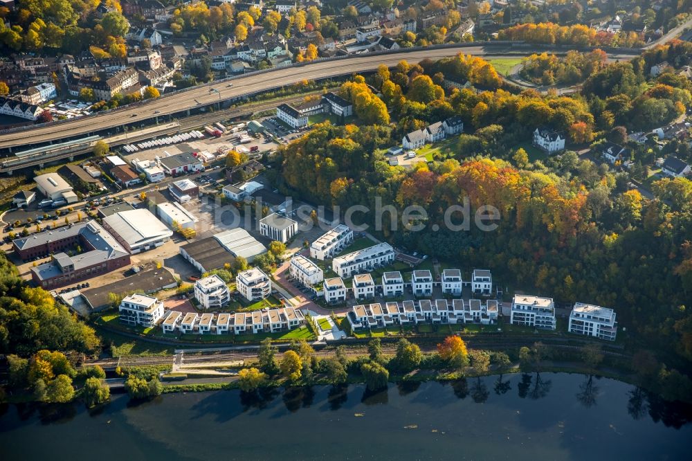 Luftaufnahme Essen - Wohngebiets- Siedlung Am Seebogen am herbstlichen Ufer des Flusses Ruhr in Essen im Bundesland Nordrhein-Westfalen