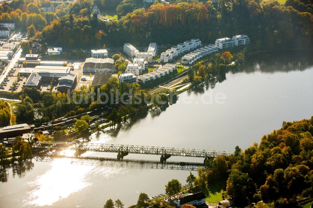 Luftaufnahme Kupferdreh - Wohngebiets- Siedlung Am Seebogen am herbstlichen Ufer des Flusses Ruhr in Kupferdreh im Bundesland Nordrhein-Westfalen