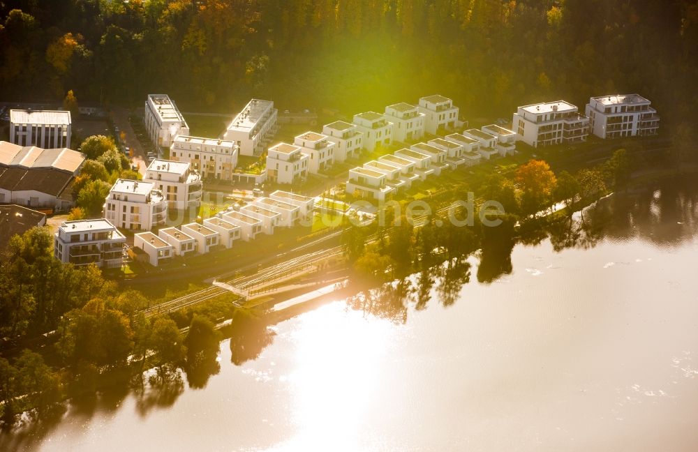 Kupferdreh von oben - Wohngebiets- Siedlung Am Seebogen am herbstlichen Ufer des Flusses Ruhr in Kupferdreh im Bundesland Nordrhein-Westfalen