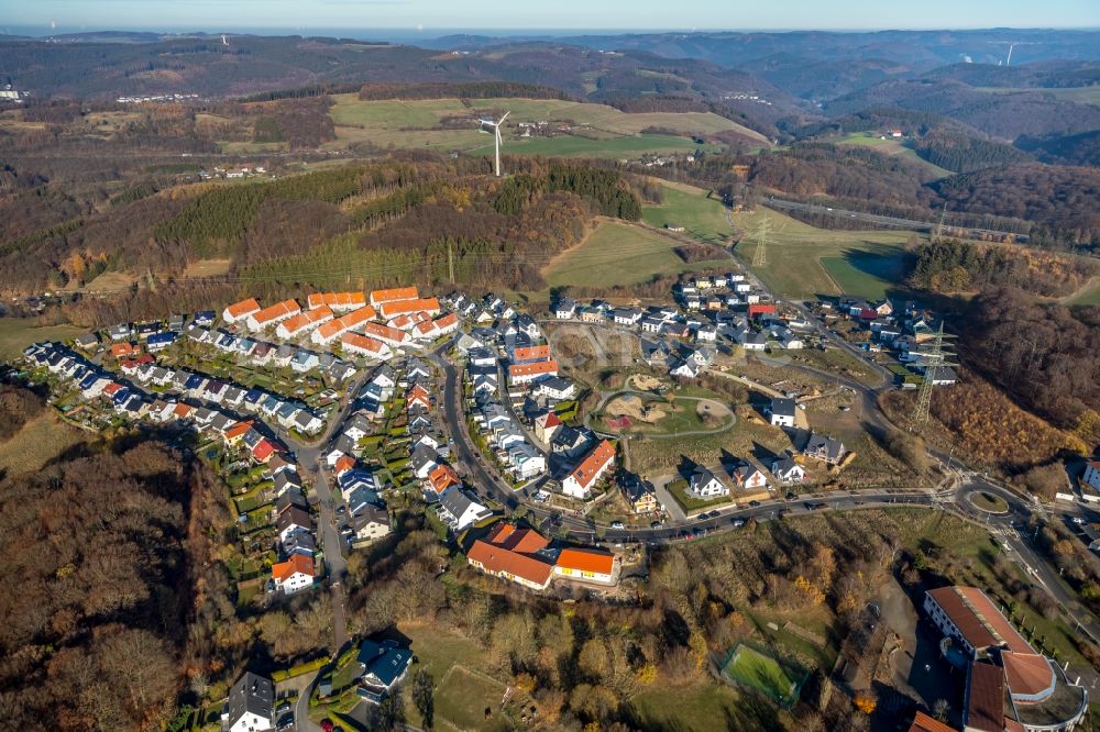 Luftaufnahme Lüdenscheid - Wohngebiets- Siedlung und der Spielplatz Hanni-Henning-Weg in Lüdenscheid im Bundesland Nordrhein-Westfalen, Deutschland