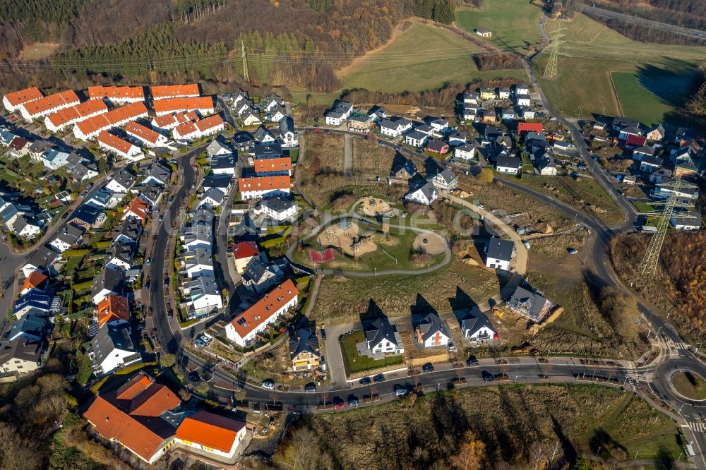 Lüdenscheid aus der Vogelperspektive: Wohngebiets- Siedlung und der Spielplatz Hanni-Henning-Weg in Lüdenscheid im Bundesland Nordrhein-Westfalen, Deutschland