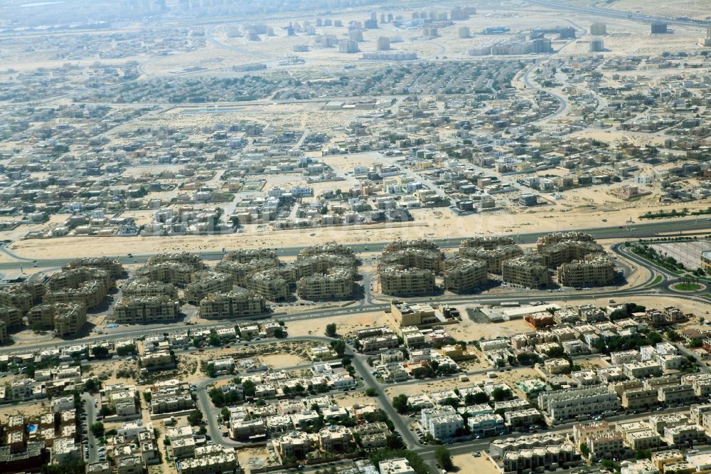 Dubai aus der Vogelperspektive: Wohngebiets- Siedlung am Stadtrand in Dubai, Vereinigte Arabische Emirate