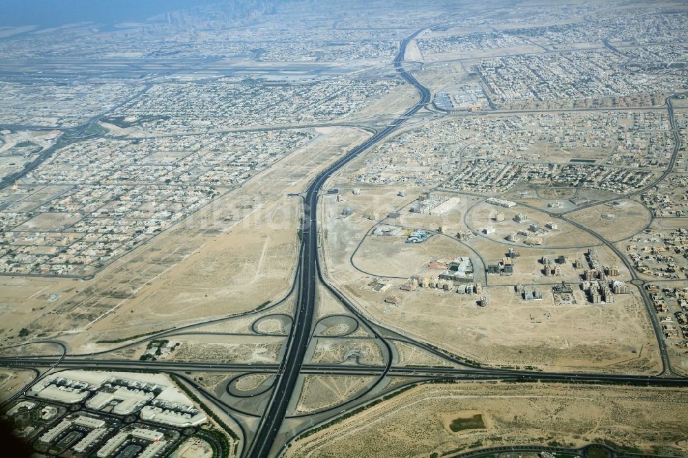 Dubai von oben - Wohngebiets- Siedlung am Stadtrand in Dubai, Vereinigte Arabische Emirate