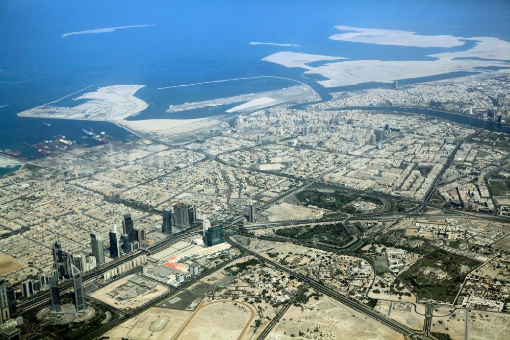 Luftaufnahme Dubai - Wohngebiets- Siedlung am Stadtrand in Dubai, Vereinigte Arabische Emirate