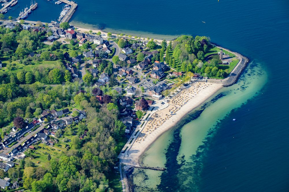 Luftaufnahme Heikendorf - Wohngebiets- Siedlung mit Strand und U-Boot -Denkmal an der Kieler Förde in Heikendorf im Bundesland Schleswig-Holstein, Deutschland