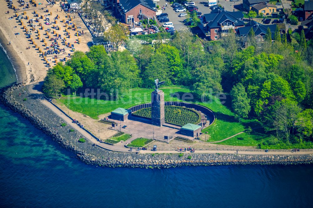 Heikendorf von oben - Wohngebiets- Siedlung mit Strand und U-Boot -Denkmal an der Kieler Förde in Heikendorf im Bundesland Schleswig-Holstein, Deutschland