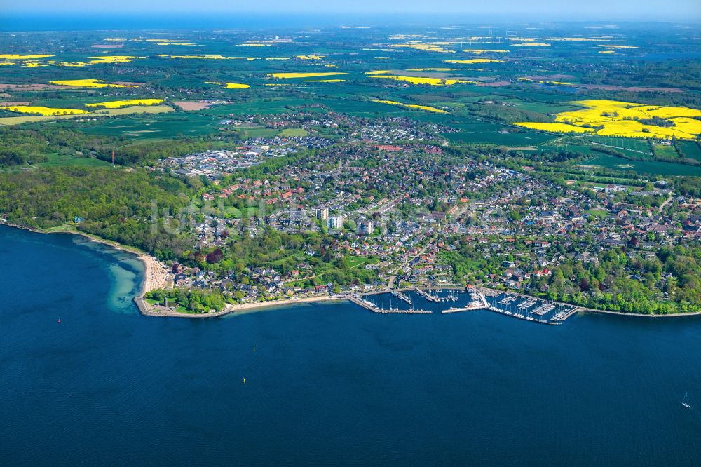 Heikendorf aus der Vogelperspektive: Wohngebiets- Siedlung mit Strand und U-Boot -Denkmal an der Kieler Förde in Heikendorf im Bundesland Schleswig-Holstein, Deutschland