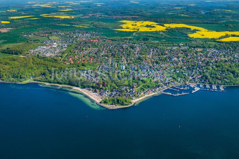 Luftbild Heikendorf - Wohngebiets- Siedlung mit Strand und U-Boot -Denkmal an der Kieler Förde in Heikendorf im Bundesland Schleswig-Holstein, Deutschland