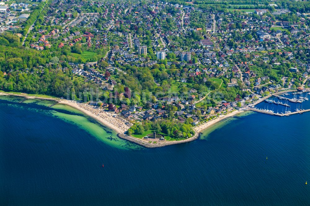 Luftaufnahme Heikendorf - Wohngebiets- Siedlung mit Strand und U-Boot -Denkmal an der Kieler Förde in Heikendorf im Bundesland Schleswig-Holstein, Deutschland