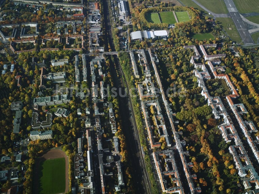 Luftbild Berlin - Wohngebiets- Siedlung und Teil des Tempelhofer Feldes in Berlin Neukölln