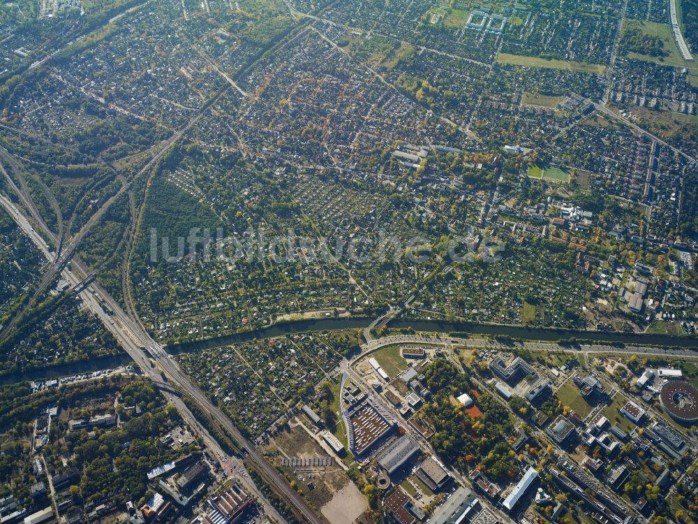 Berlin von oben - Wohngebiets- Siedlung am Teltowkanal auf Höhe der Bundesstraße Adlergestell in Berlin