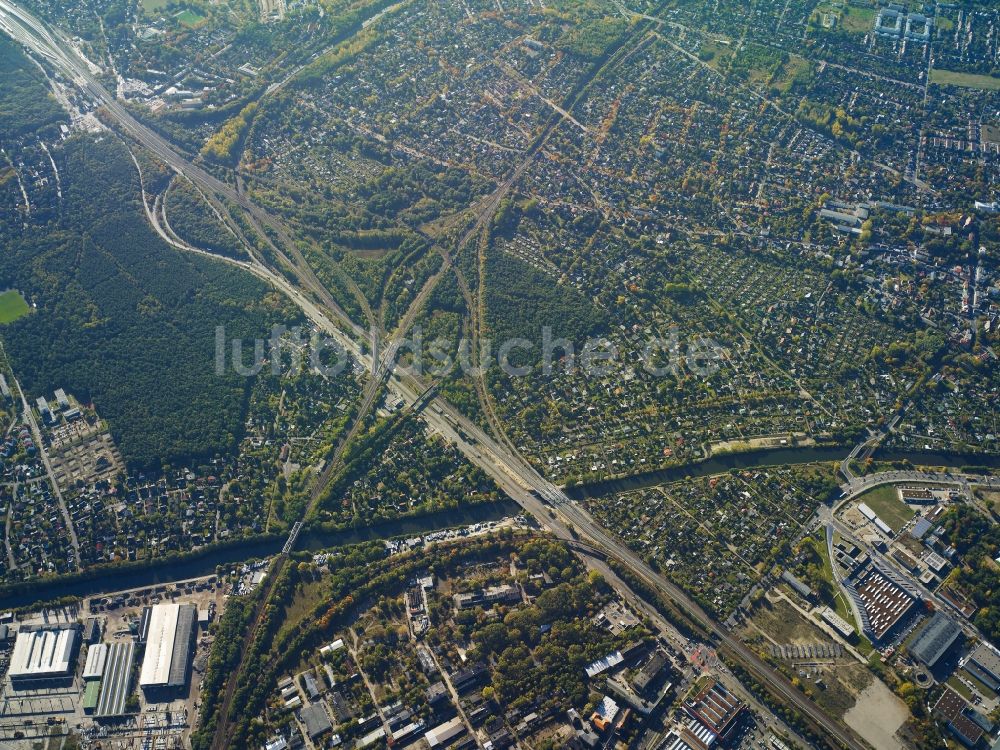 Berlin aus der Vogelperspektive: Wohngebiets- Siedlung am Teltowkanal auf Höhe der Bundesstraße Adlergestell in Berlin