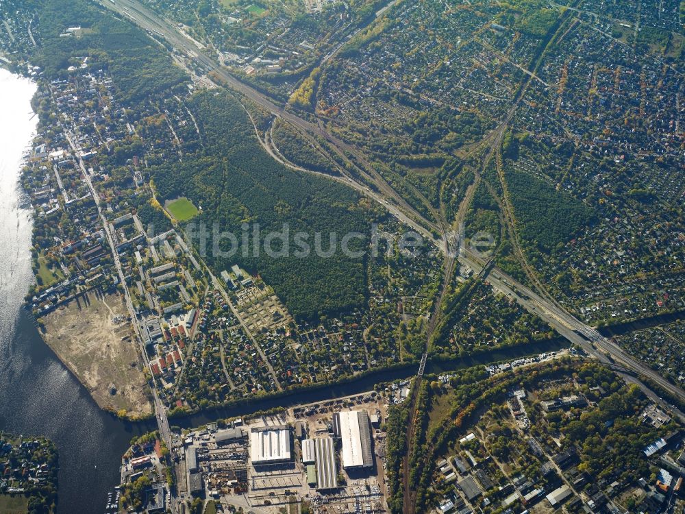 Luftbild Berlin - Wohngebiets- Siedlung am Teltowkanal auf Höhe der Bundesstraße Adlergestell in Berlin