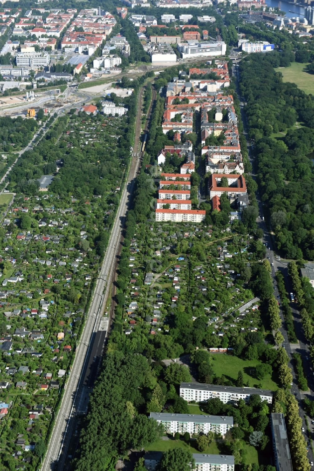 Berlin von oben - Wohngebiets- Siedlung am Treptower Park in Berlin