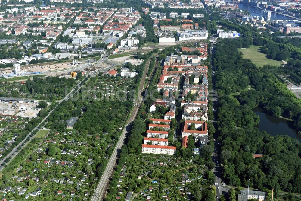 Berlin von oben - Wohngebiets- Siedlung am Treptower Park in Berlin