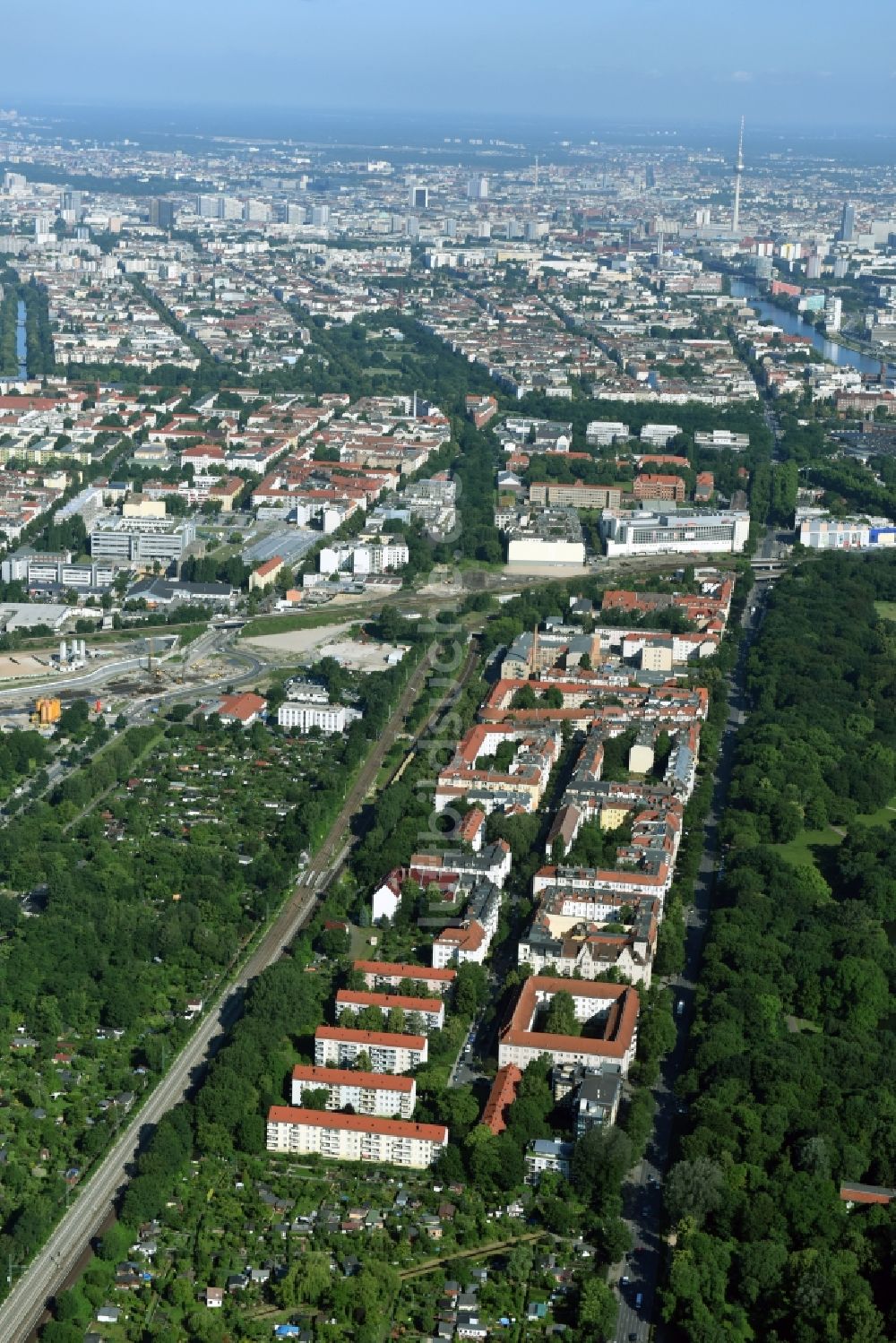 Berlin aus der Vogelperspektive: Wohngebiets- Siedlung am Treptower Park in Berlin