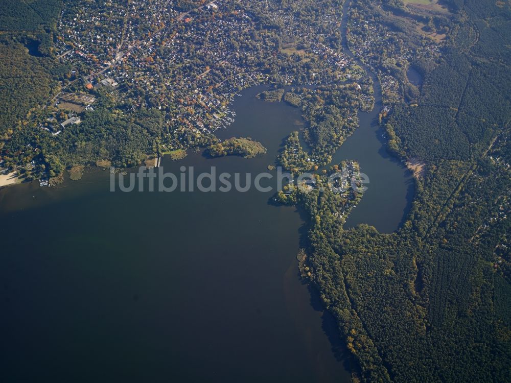 Berlin aus der Vogelperspektive: Wohngebiets- Siedlung am Ufergebiet des Großen Müggelsees und dem Kleinen Müggelsee bei Müggelwerder in Berlin