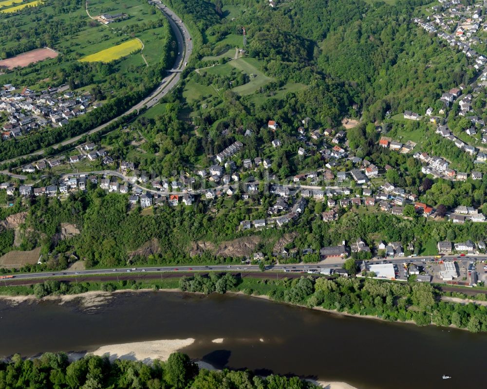 Luftaufnahme Vallendar - Wohngebiets- Siedlung in Vallendar am Flussverlauf des Rhein im Bundesland Rheinland-Pfalz