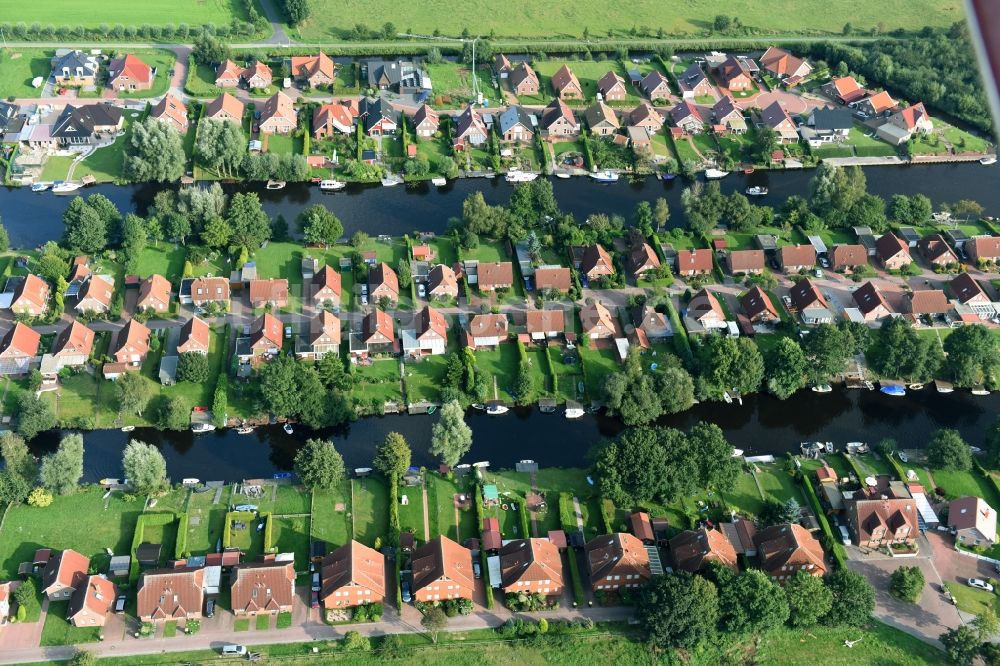 Timmel von oben - Wohngebiets- Siedlung Övert - Kanal zum Timmeler Meer in Timmel im Bundesland Niedersachsen