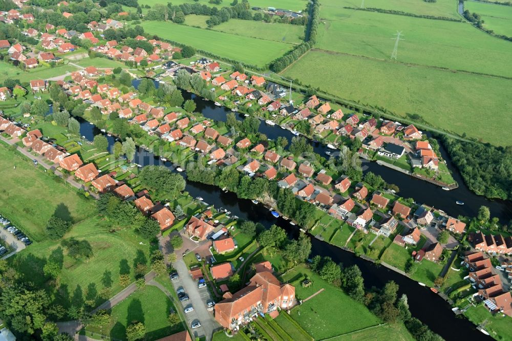 Luftaufnahme Timmel - Wohngebiets- Siedlung Övert - Kanal zum Timmeler Meer in Timmel im Bundesland Niedersachsen