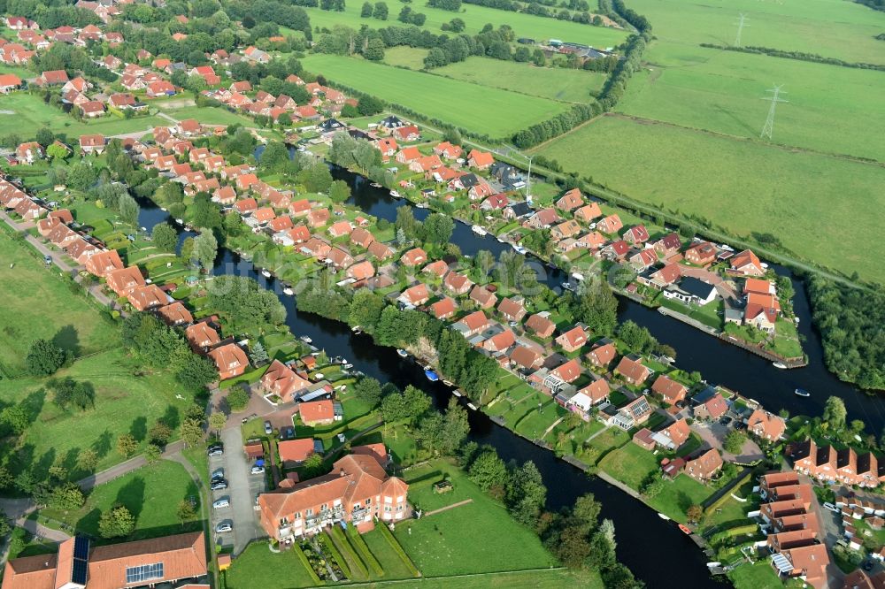 Timmel von oben - Wohngebiets- Siedlung Övert - Kanal zum Timmeler Meer in Timmel im Bundesland Niedersachsen