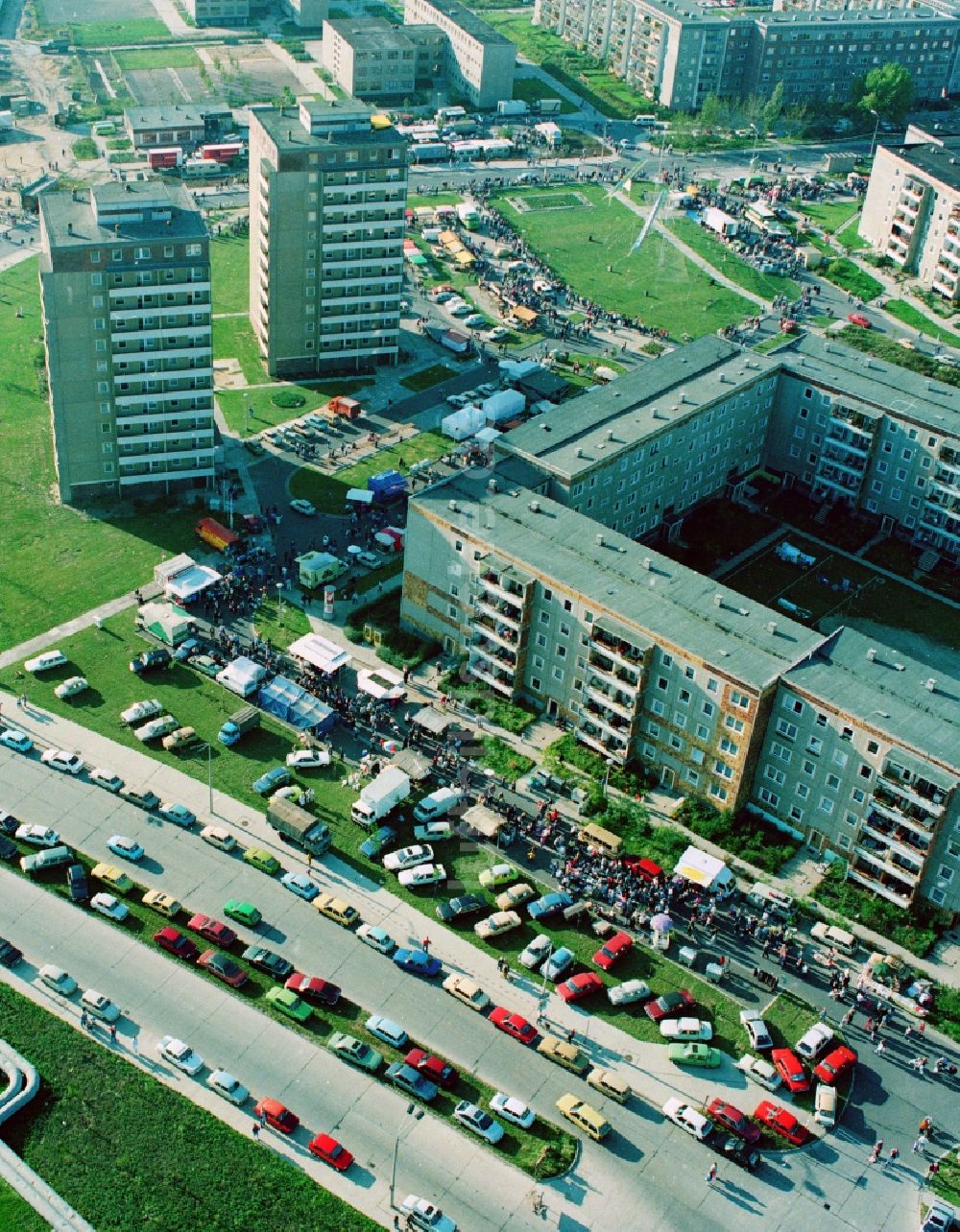 Luftaufnahme Berlin - Wohngebietsfest entlang der Hellersdorfer Straße im Stadtbezirk Hellersdorf von Berlin