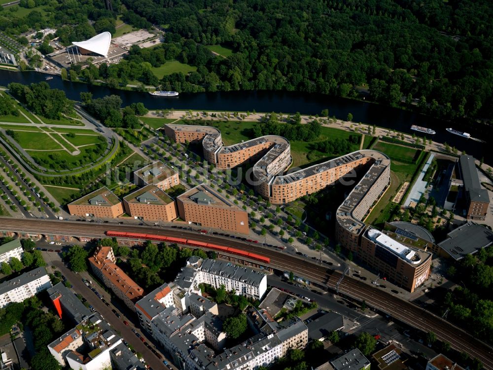 Luftaufnahme Berlin - Wohngebäude der Bundesschlange am Ufer der Spree in Berlin Moabit