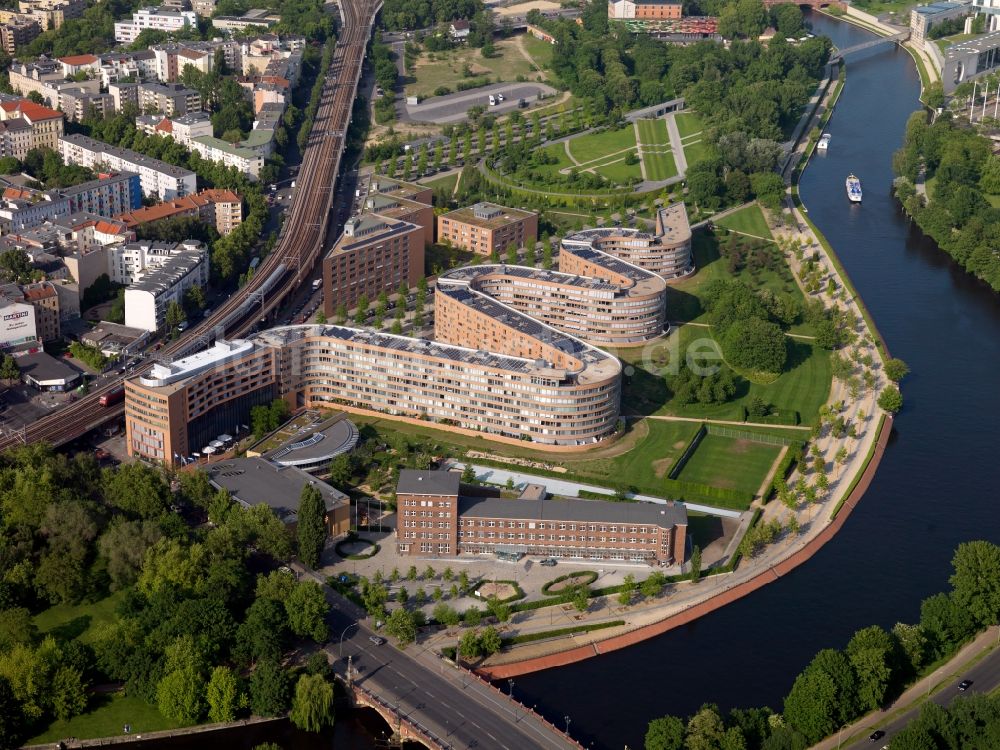 Berlin aus der Vogelperspektive: Wohngebäude der Bundesschlange am Ufer der Spree in Berlin Moabit