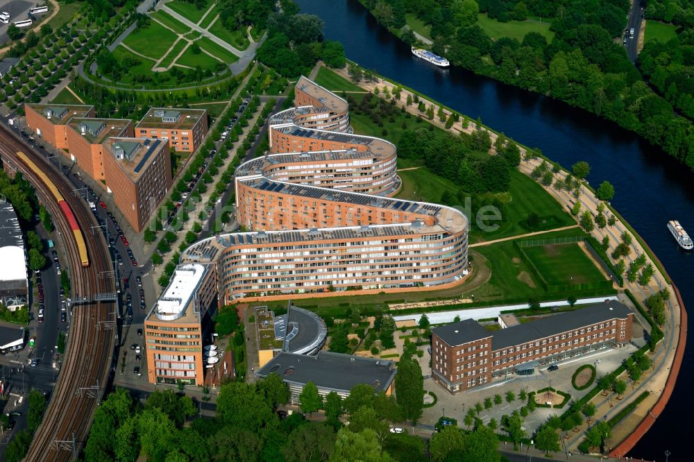 Luftaufnahme Berlin - Wohngebäude der Bundesschlange am Ufer der Spree in Berlin Moabit