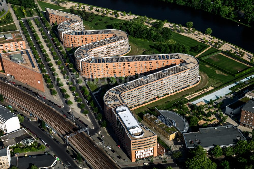 Berlin von oben - Wohngebäude der Bundesschlange am Ufer der Spree in Berlin Moabit