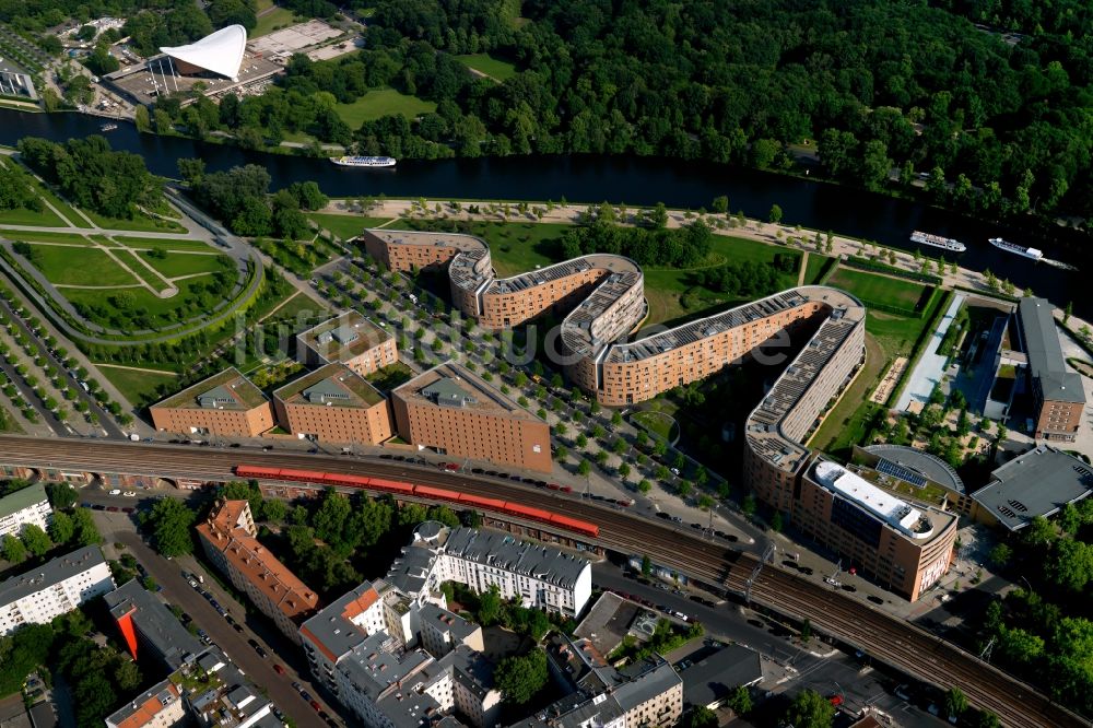 Berlin aus der Vogelperspektive: Wohngebäude der Bundesschlange am Ufer der Spree in Berlin Moabit