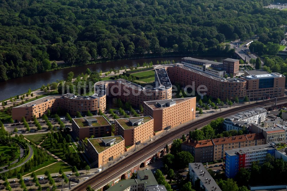 Berlin aus der Vogelperspektive: Wohngebäude der Bundesschlange am Ufer der Spree in Berlin Moabit