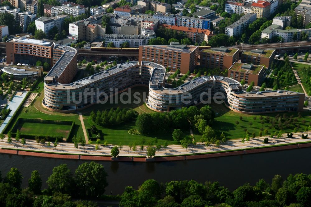 Luftaufnahme Berlin - Wohngebäude der Bundesschlange am Ufer der Spree in Berlin Moabit