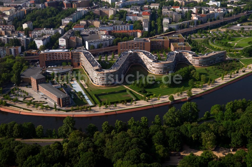 Berlin aus der Vogelperspektive: Wohngebäude der Bundesschlange am Ufer der Spree in Berlin Moabit