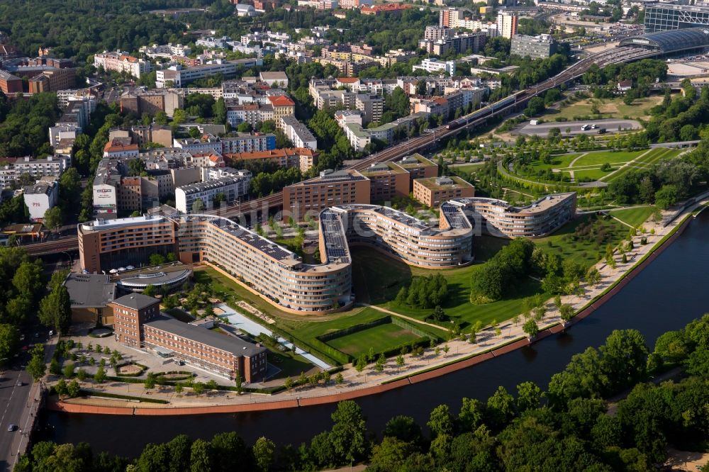 Luftbild Berlin - Wohngebäude der Bundesschlange am Ufer der Spree in Berlin Moabit