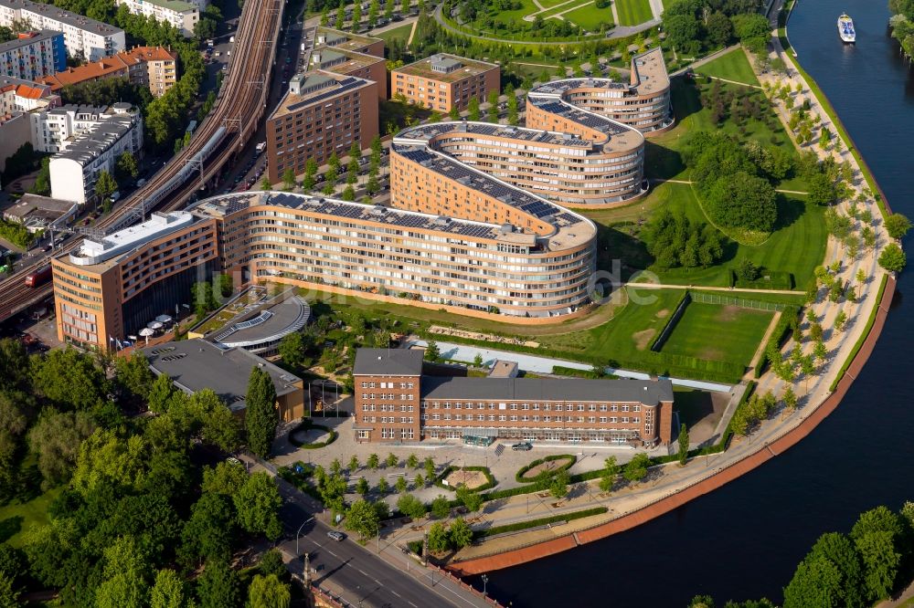 Luftaufnahme Berlin - Wohngebäude der Bundesschlange am Ufer der Spree in Berlin Moabit