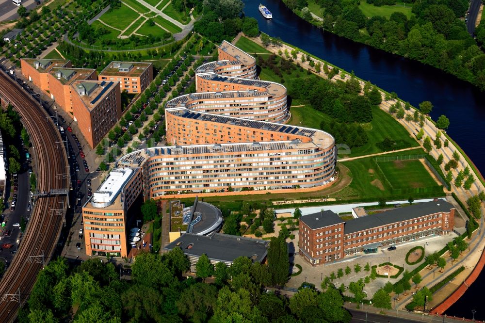 Berlin von oben - Wohngebäude der Bundesschlange am Ufer der Spree in Berlin Moabit