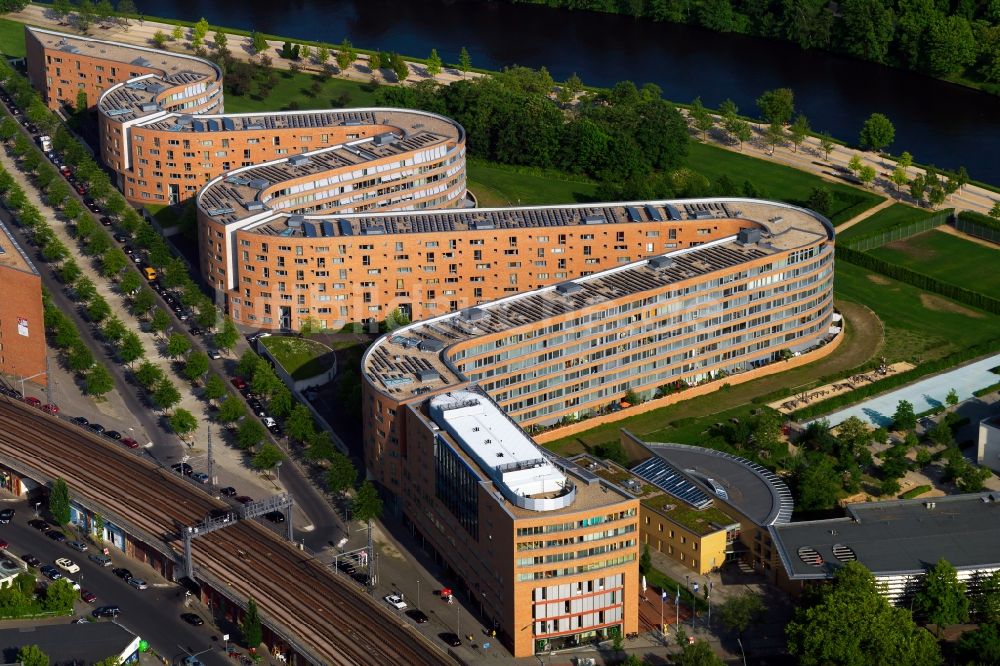 Berlin aus der Vogelperspektive: Wohngebäude der Bundesschlange am Ufer der Spree in Berlin Moabit