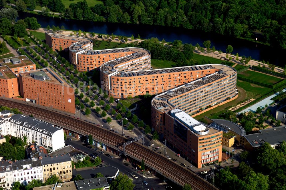 Luftbild Berlin - Wohngebäude der Bundesschlange am Ufer der Spree in Berlin Moabit