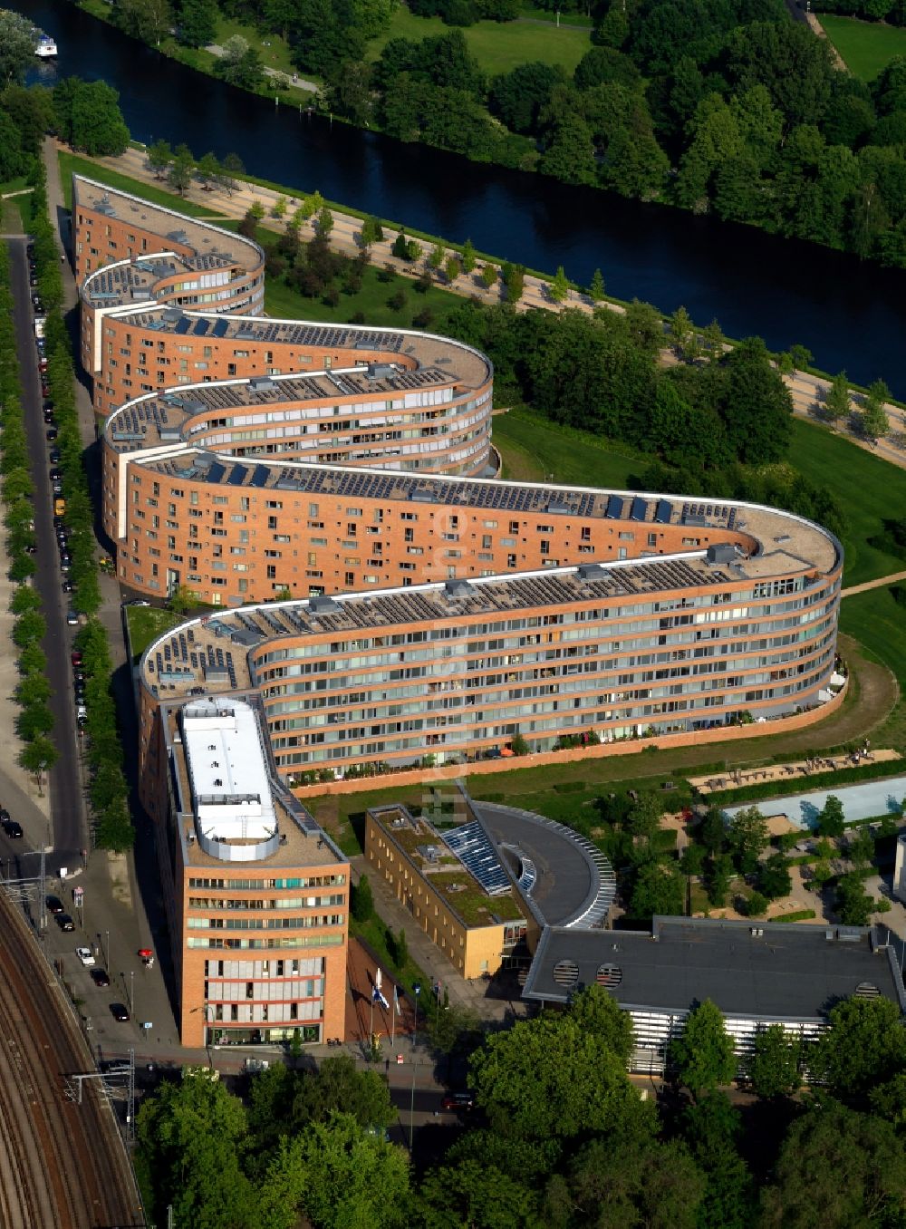 Berlin von oben - Wohngebäude der Bundesschlange am Ufer der Spree in Berlin Moabit